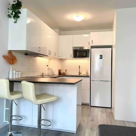 Great Location, Private Parking, New Апартаменти *