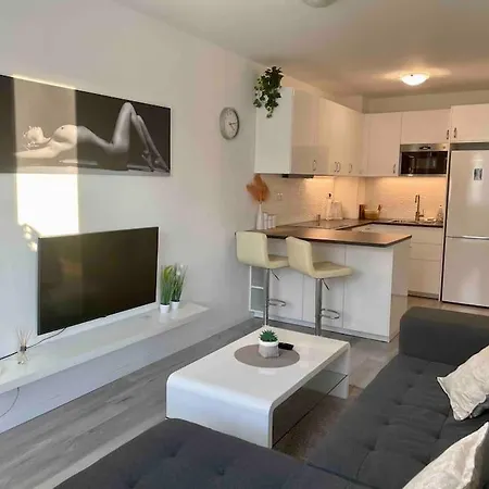 Great Location, Private Parking, New Братислава