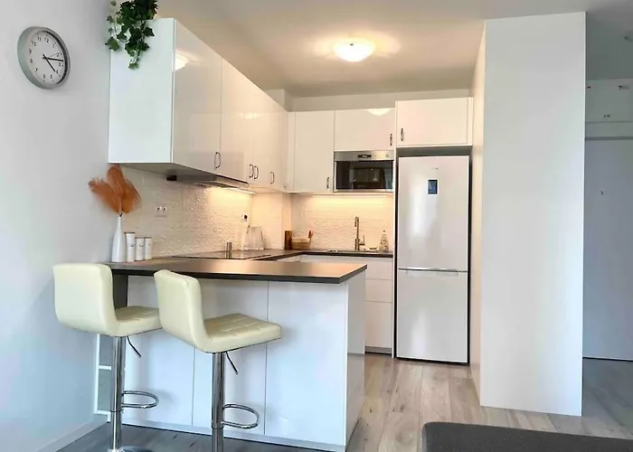 Great Location, Private Parking, New Apartman *